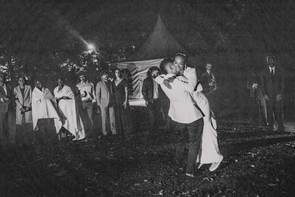 Ein Mann und eine Frau umarmen sich vor einem Zelt, in einem wunderschönen Fotomoment festgehalten von ihrem Hochzeitsfotografen. - Elis Wedding - Hochzeitsfotograf Frankfurt